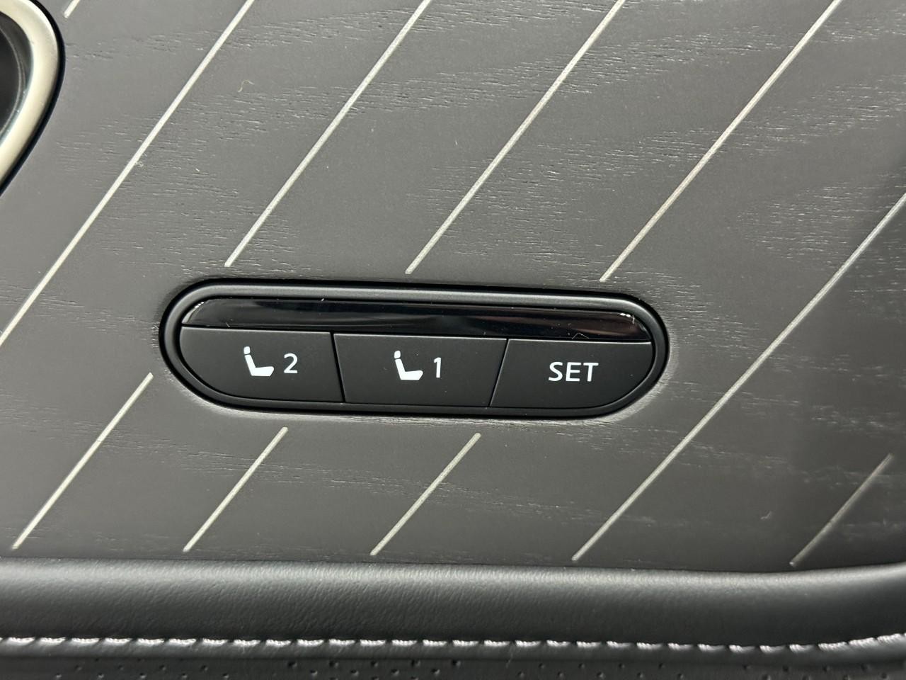 INFINITI QX80 Vehicle Full-screen Gallery Image 26