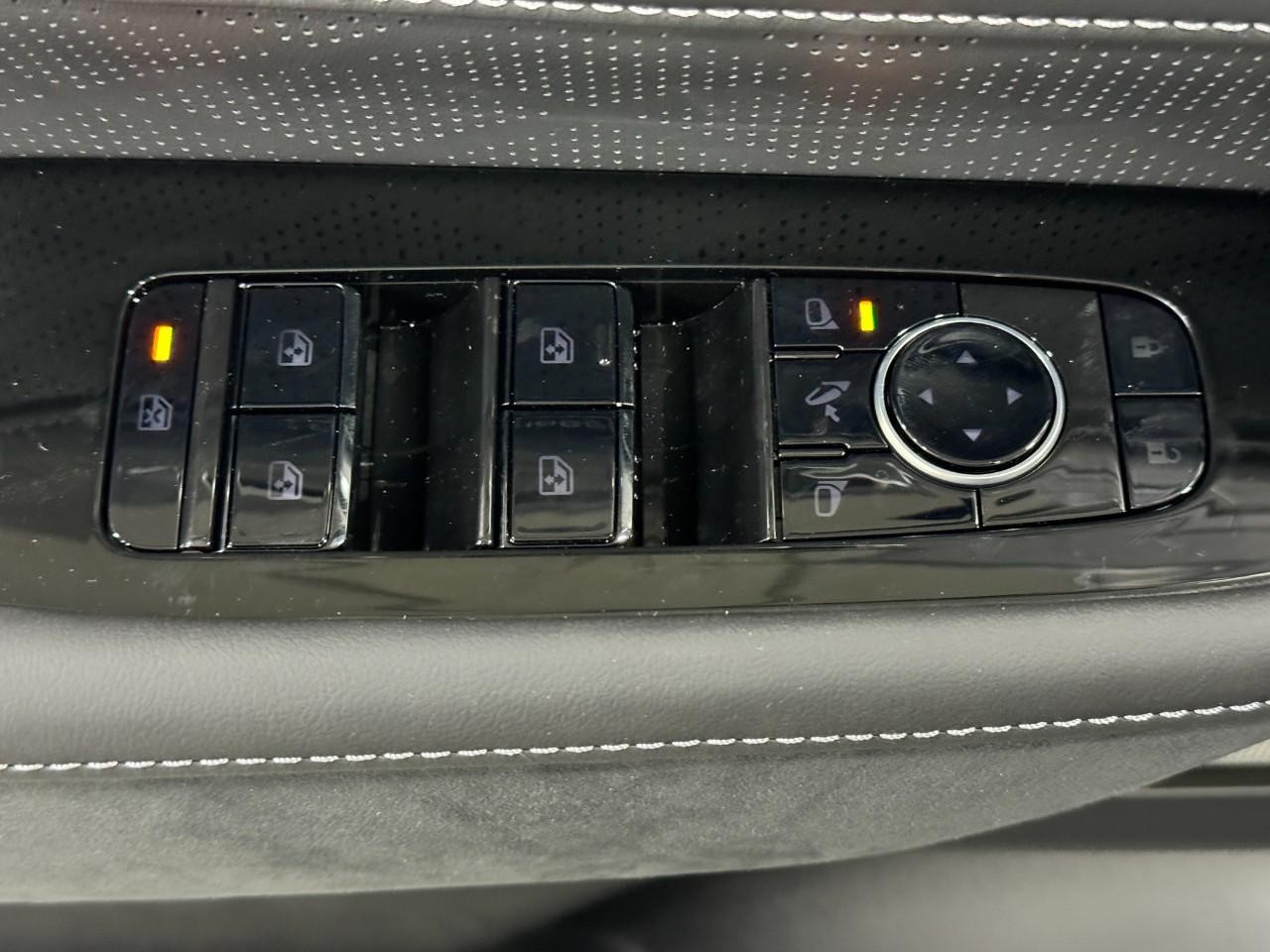 INFINITI QX80 Vehicle Full-screen Gallery Image 27