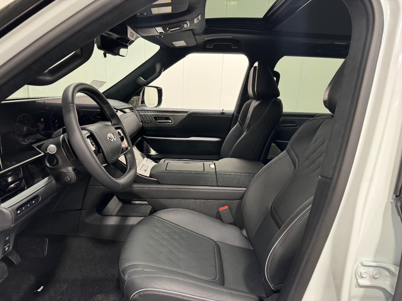 INFINITI QX80 Vehicle Full-screen Gallery Image 28