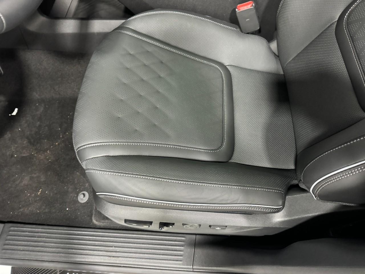 INFINITI QX80 Vehicle Full-screen Gallery Image 29