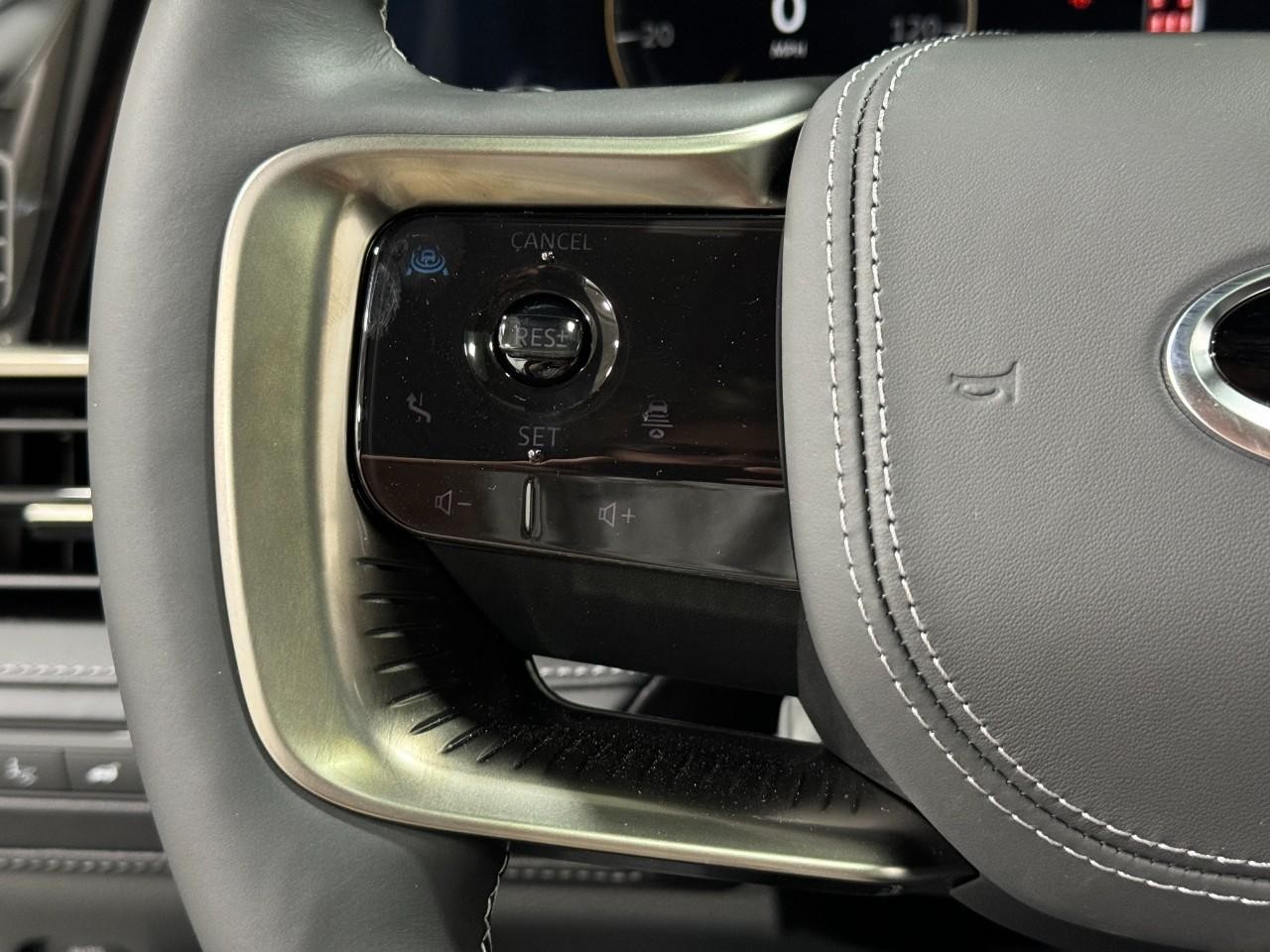 INFINITI QX80 Vehicle Full-screen Gallery Image 32