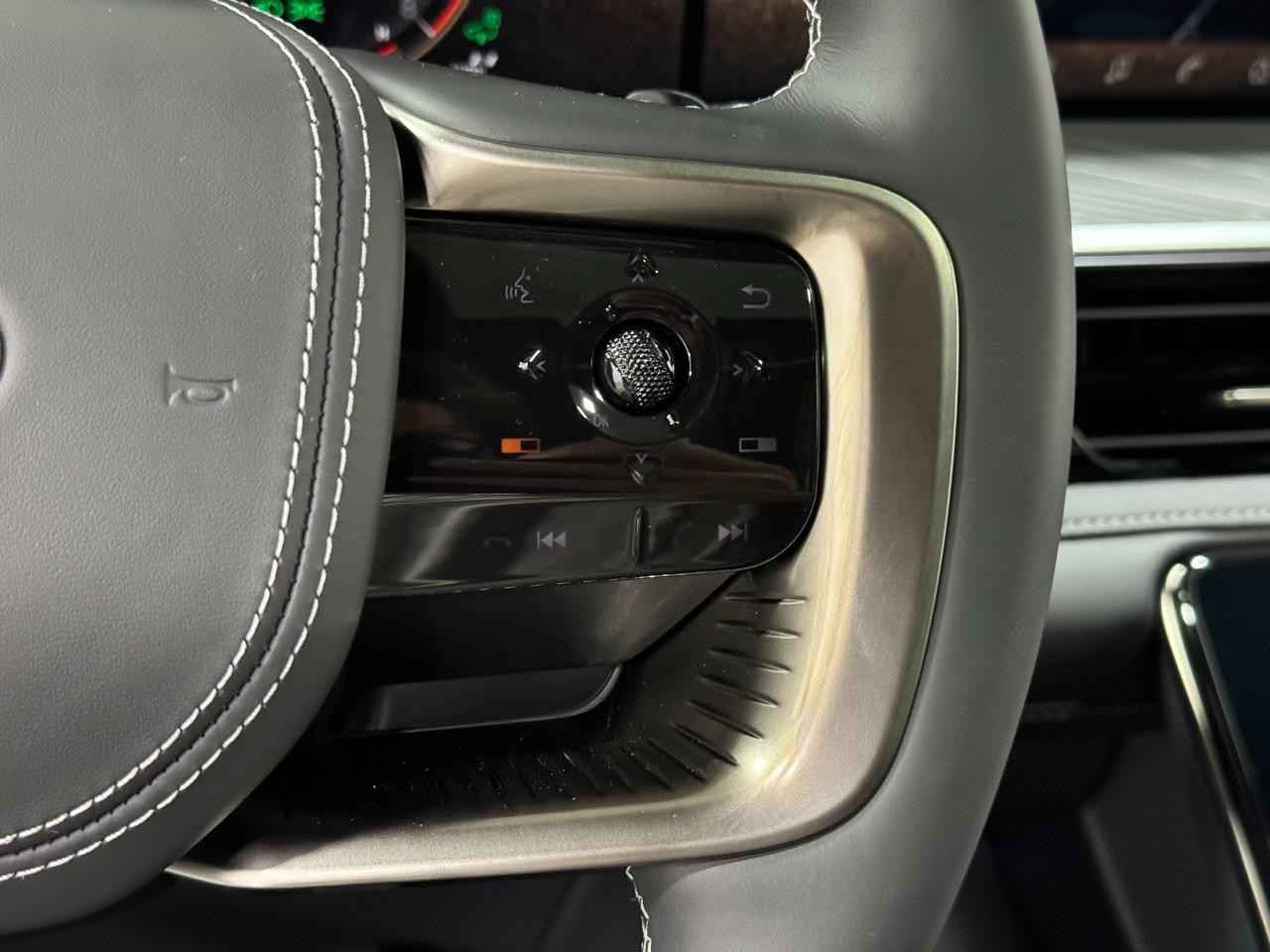 INFINITI QX80 Vehicle Full-screen Gallery Image 33