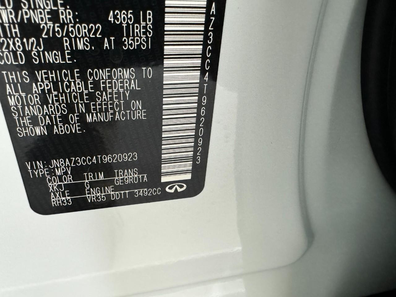 INFINITI QX80 Vehicle Full-screen Gallery Image 36