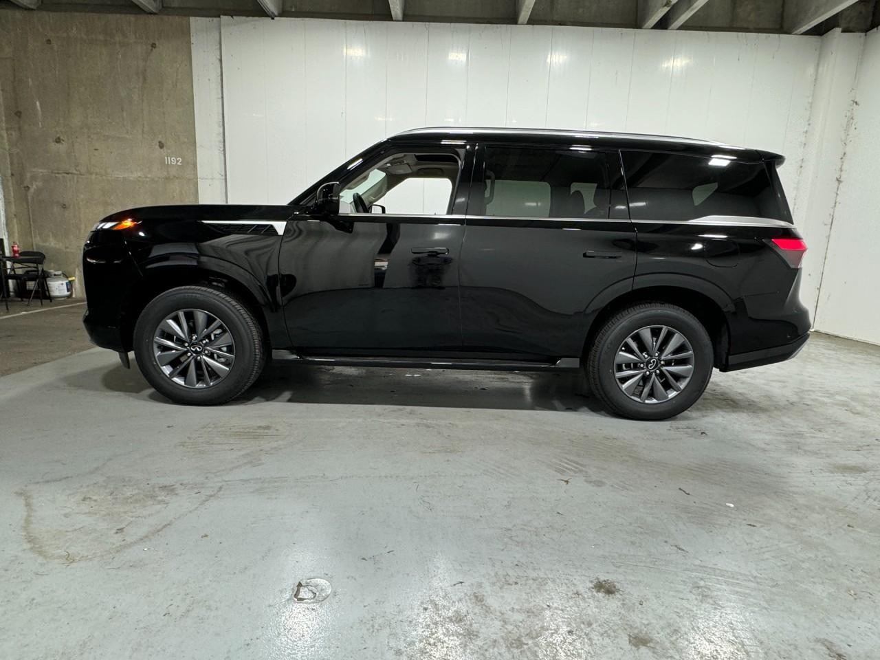 INFINITI QX80 Vehicle Full-screen Gallery Image 2