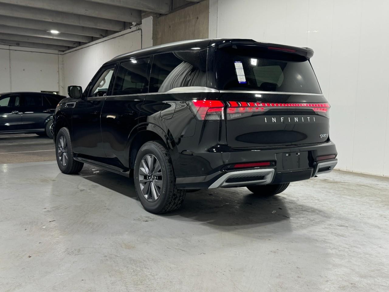 INFINITI QX80 Vehicle Full-screen Gallery Image 3