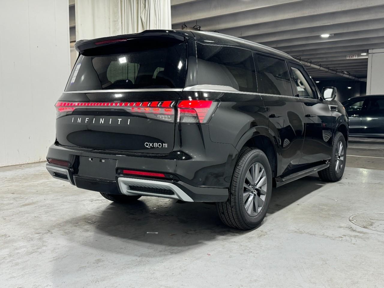 INFINITI QX80 Vehicle Full-screen Gallery Image 4