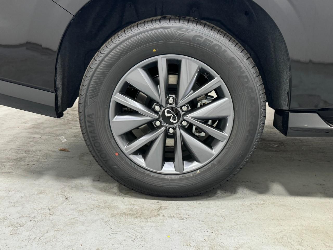 INFINITI QX80 Vehicle Full-screen Gallery Image 5