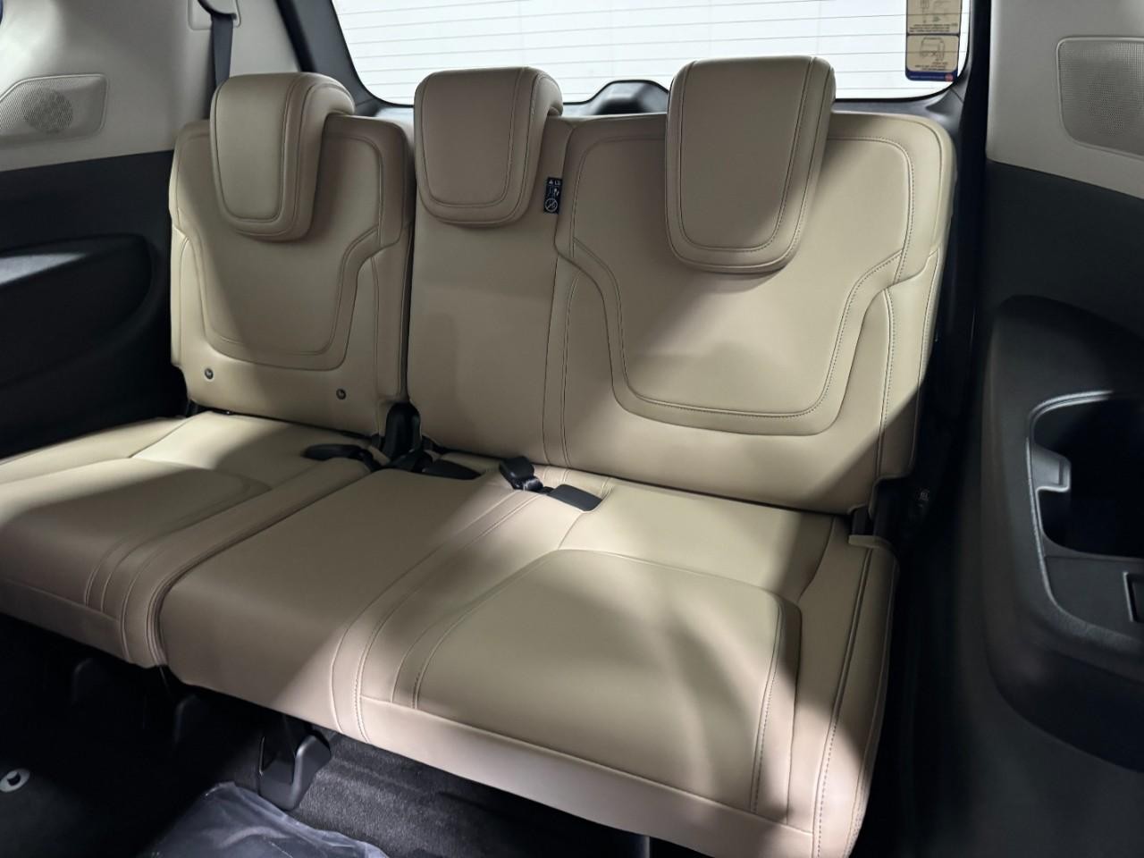 INFINITI QX80 Vehicle Full-screen Gallery Image 8