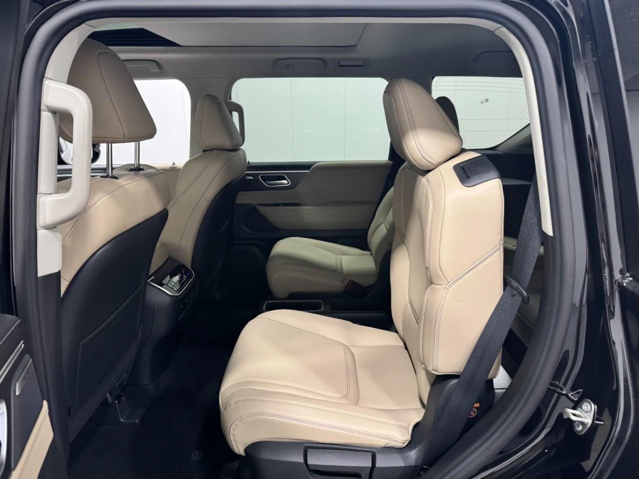 INFINITI QX80 Vehicle Full-screen Gallery Image 9