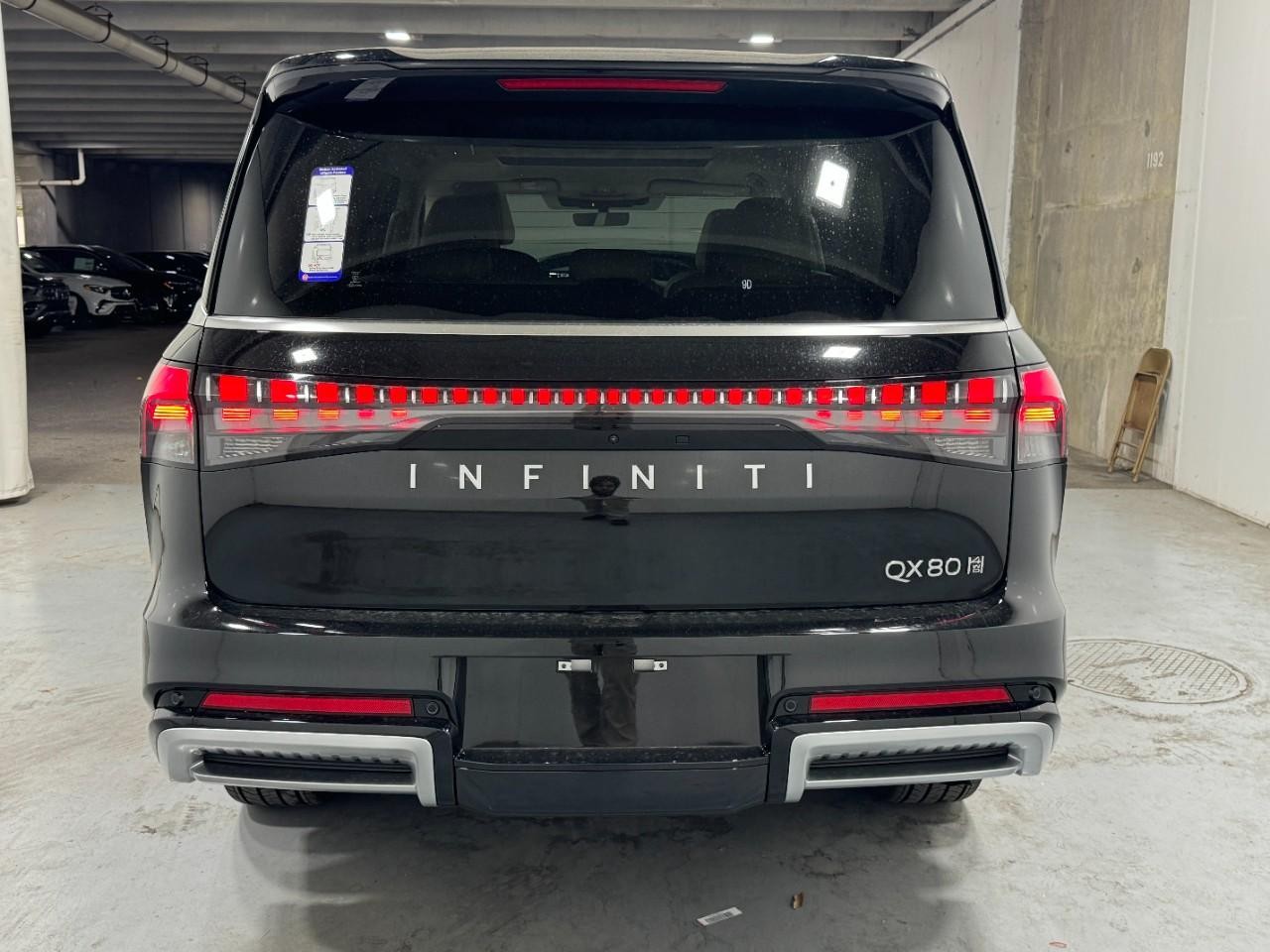INFINITI QX80 Vehicle Full-screen Gallery Image 10