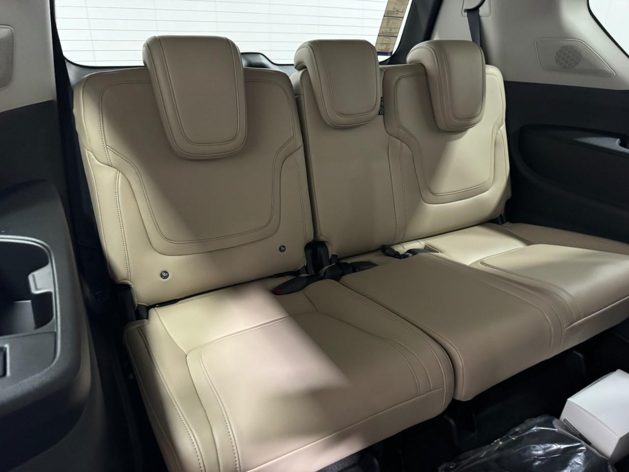 INFINITI QX80 Vehicle Full-screen Gallery Image 11