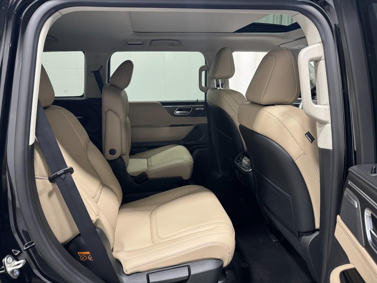 INFINITI QX80 Vehicle Full-screen Gallery Image 12