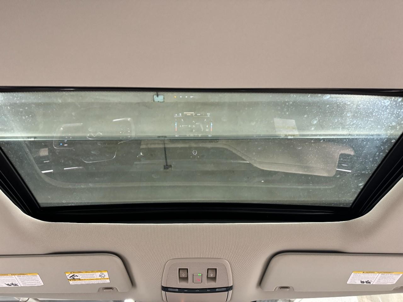 INFINITI QX80 Vehicle Full-screen Gallery Image 14