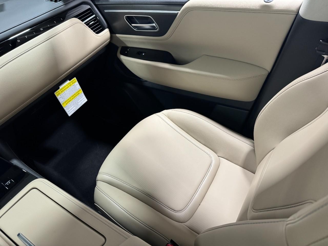 INFINITI QX80 Vehicle Full-screen Gallery Image 19