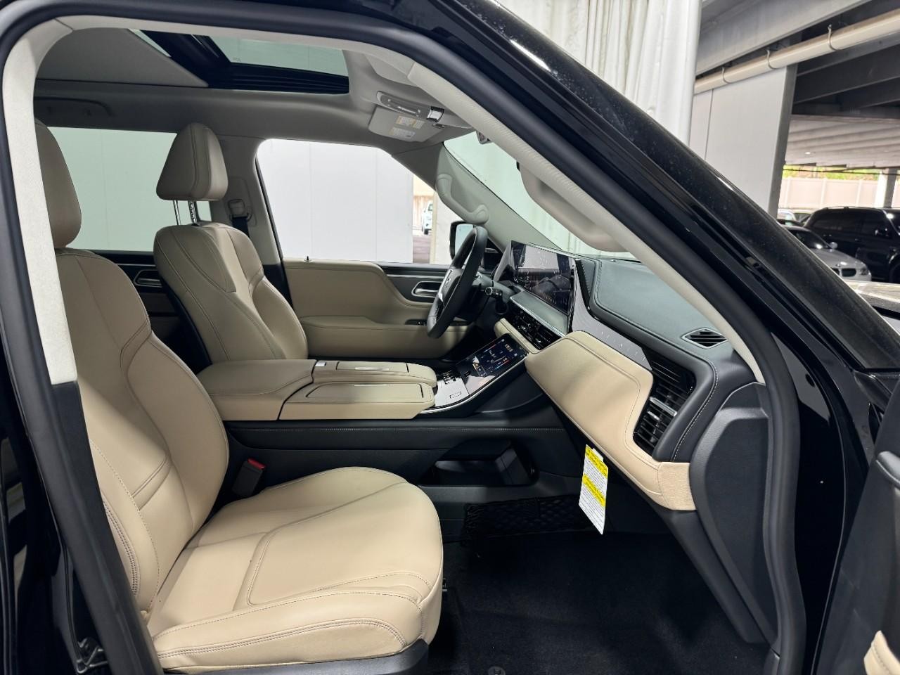 INFINITI QX80 Vehicle Full-screen Gallery Image 20