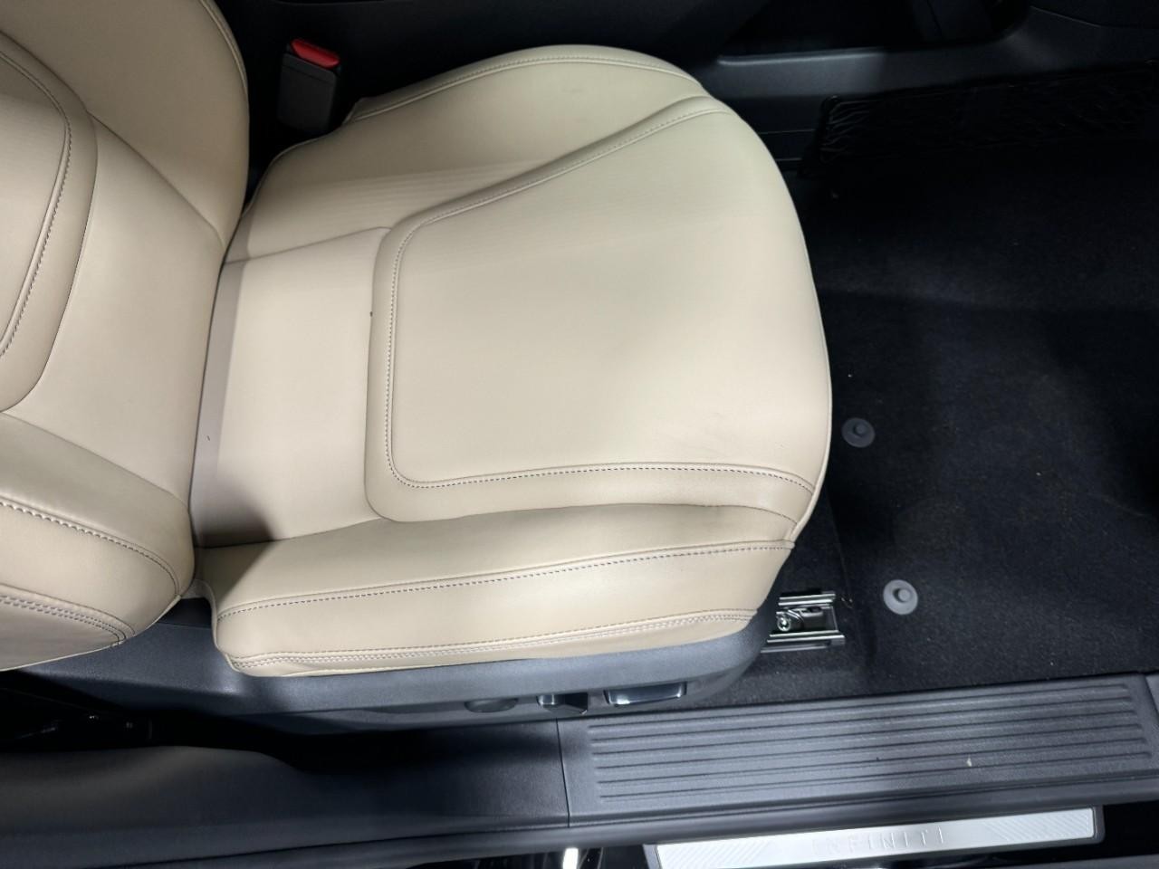 INFINITI QX80 Vehicle Full-screen Gallery Image 21