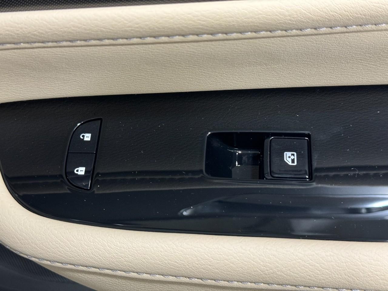 INFINITI QX80 Vehicle Full-screen Gallery Image 23