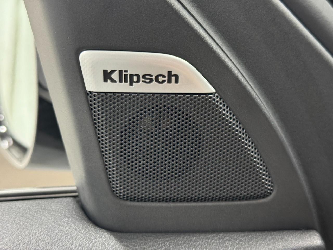 INFINITI QX80 Vehicle Full-screen Gallery Image 24