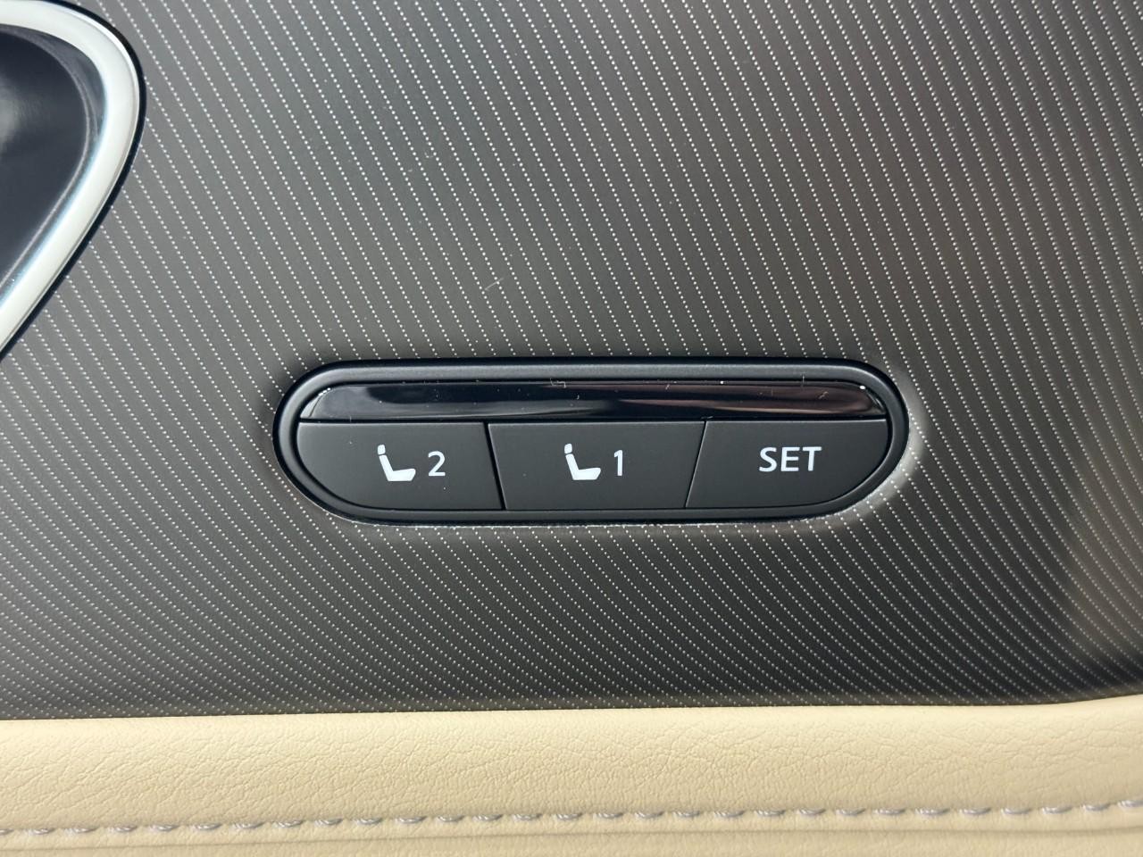 INFINITI QX80 Vehicle Full-screen Gallery Image 25