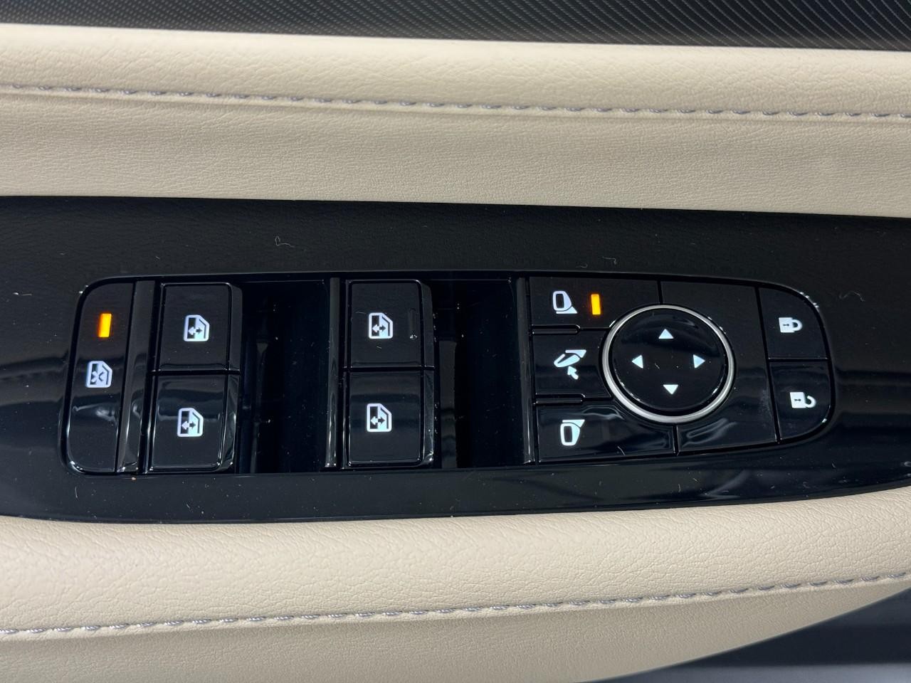 INFINITI QX80 Vehicle Full-screen Gallery Image 26