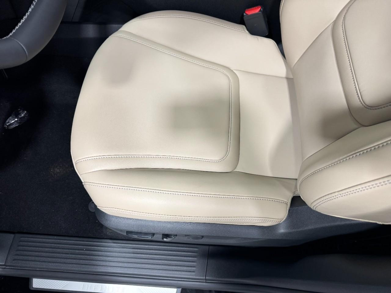 INFINITI QX80 Vehicle Full-screen Gallery Image 28