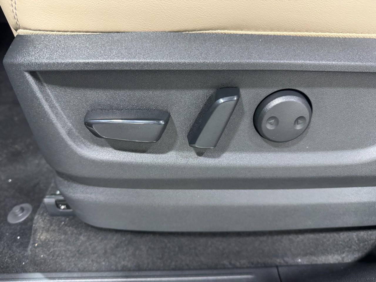 INFINITI QX80 Vehicle Full-screen Gallery Image 29