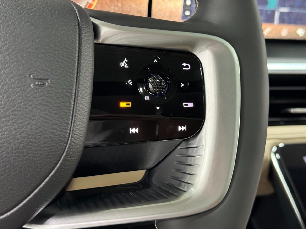 INFINITI QX80 Vehicle Full-screen Gallery Image 32