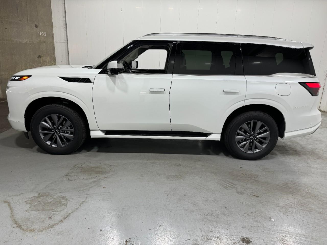 INFINITI QX80 Vehicle Full-screen Gallery Image 2