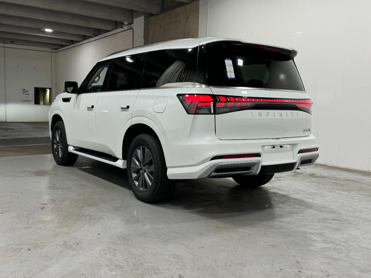 INFINITI QX80 Vehicle Full-screen Gallery Image 3