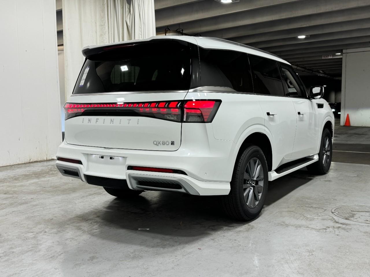 INFINITI QX80 Vehicle Full-screen Gallery Image 4