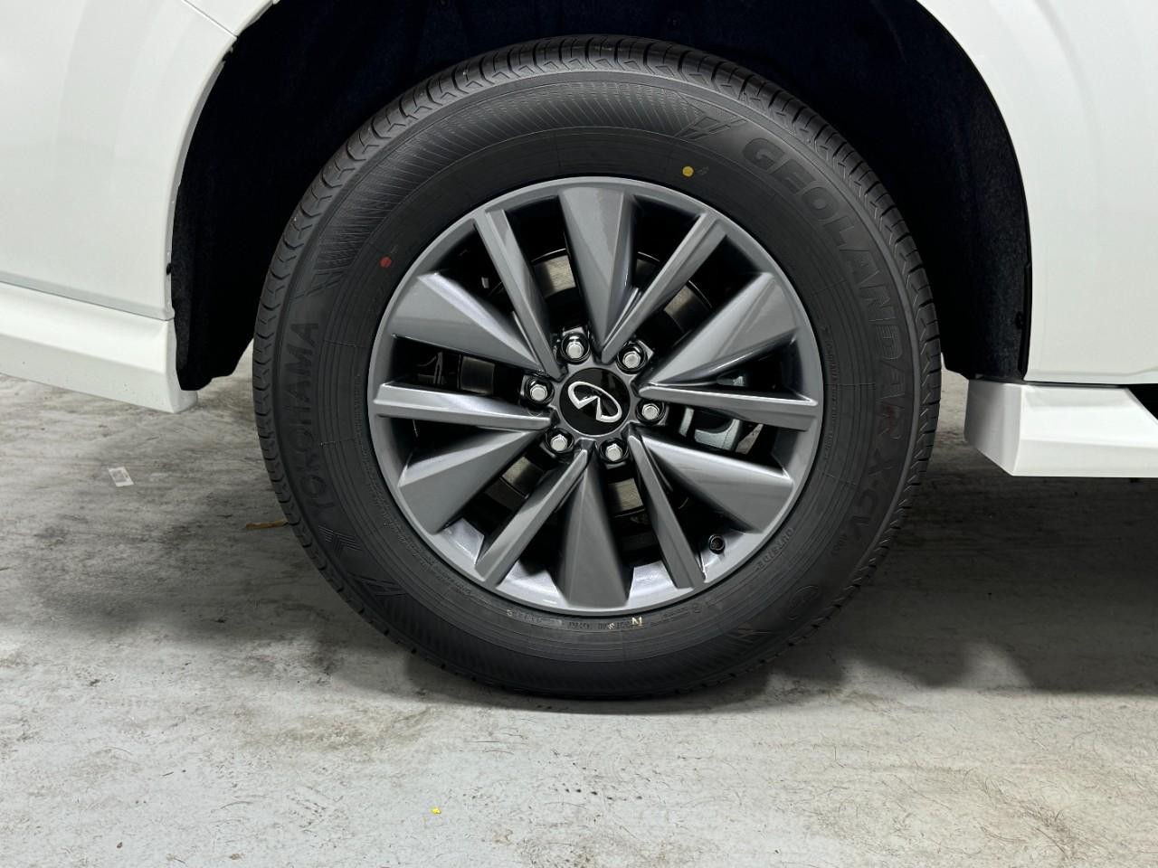 INFINITI QX80 Vehicle Full-screen Gallery Image 5