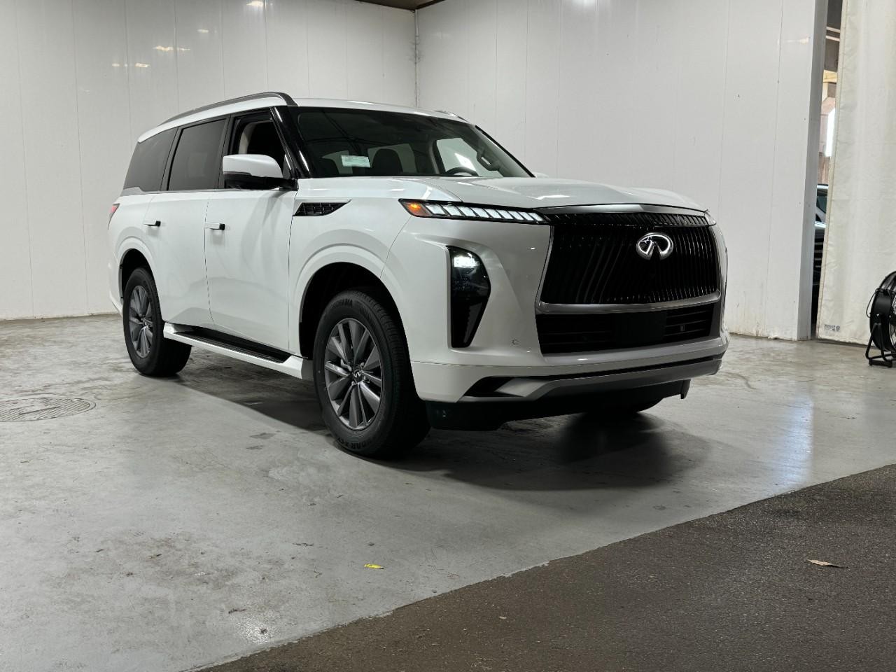 INFINITI QX80 Vehicle Full-screen Gallery Image 6