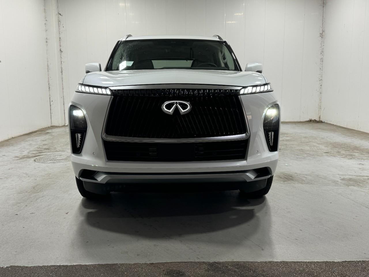 INFINITI QX80 Vehicle Full-screen Gallery Image 7