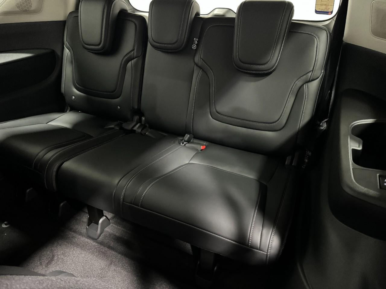 INFINITI QX80 Vehicle Full-screen Gallery Image 8