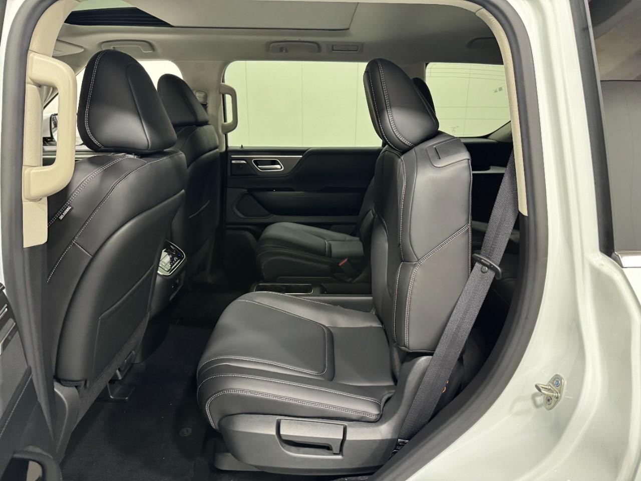 INFINITI QX80 Vehicle Full-screen Gallery Image 9