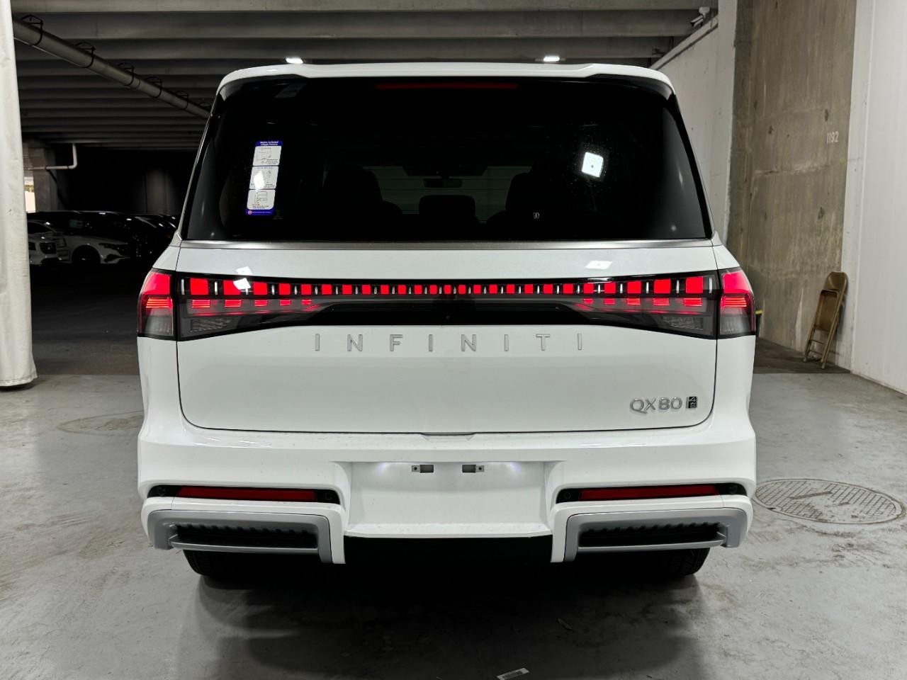 INFINITI QX80 Vehicle Full-screen Gallery Image 10