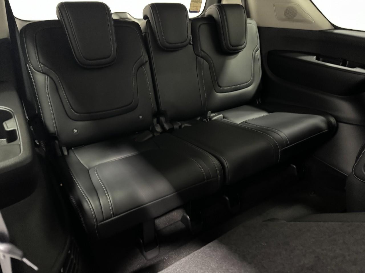 INFINITI QX80 Vehicle Full-screen Gallery Image 11