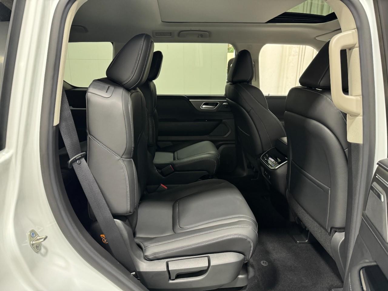 INFINITI QX80 Vehicle Full-screen Gallery Image 12