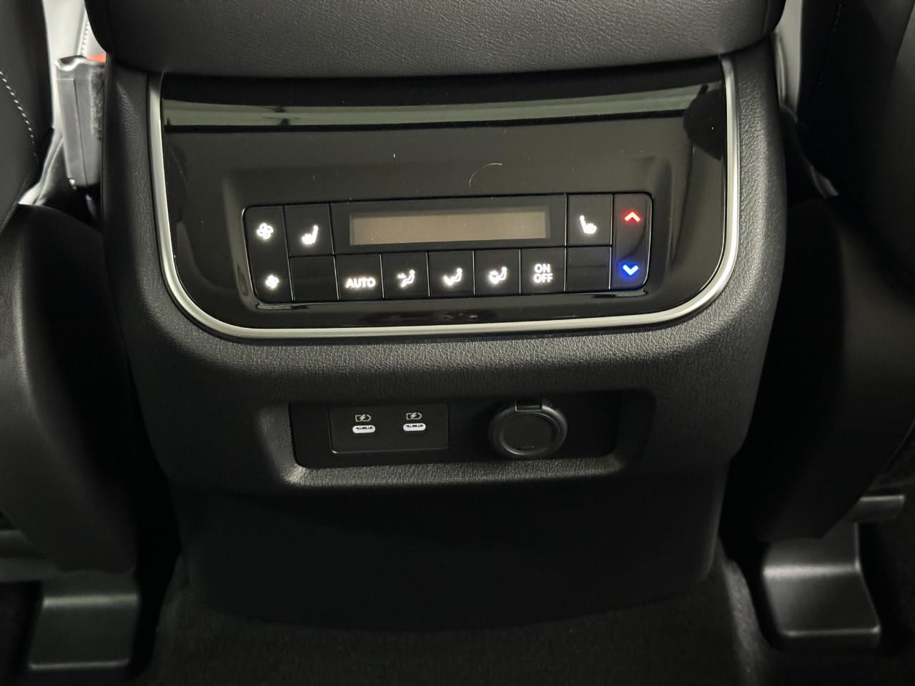 INFINITI QX80 Vehicle Full-screen Gallery Image 13