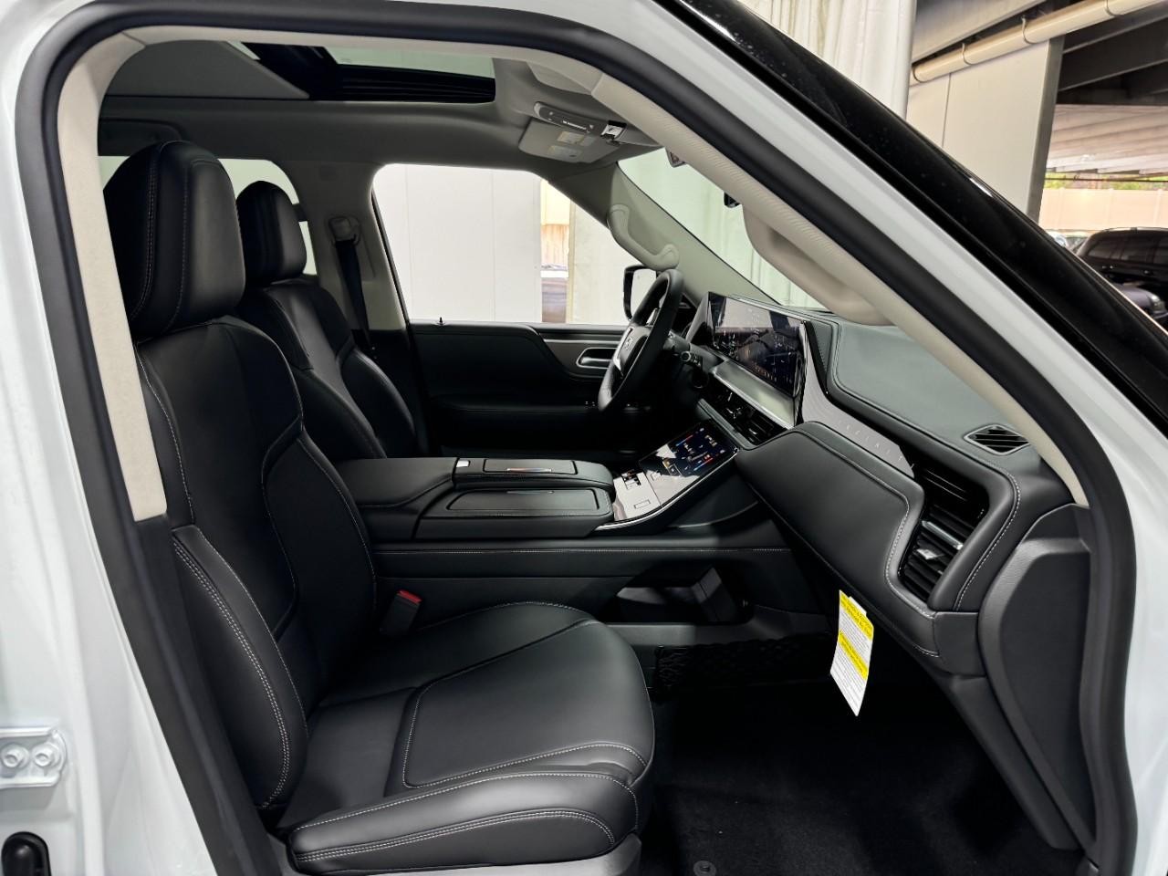 INFINITI QX80 Vehicle Full-screen Gallery Image 20