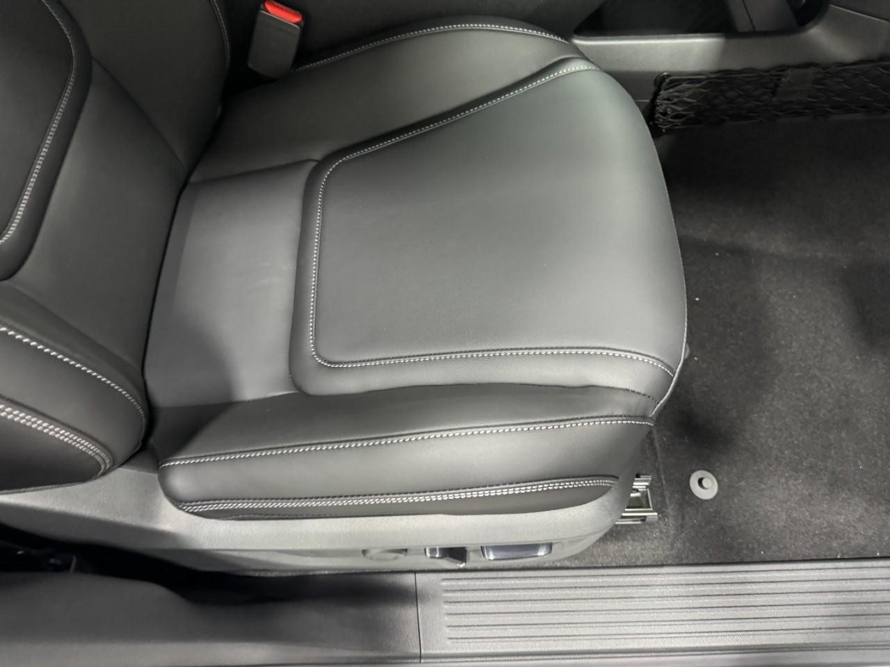 INFINITI QX80 Vehicle Full-screen Gallery Image 21