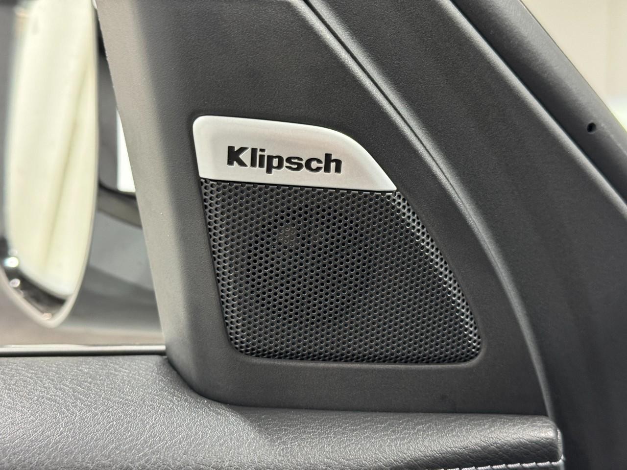 INFINITI QX80 Vehicle Full-screen Gallery Image 24