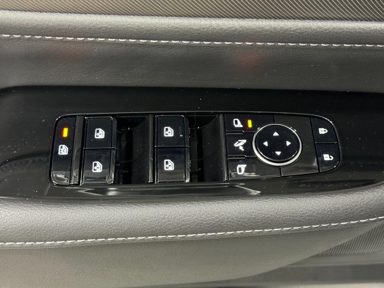 INFINITI QX80 Vehicle Full-screen Gallery Image 26