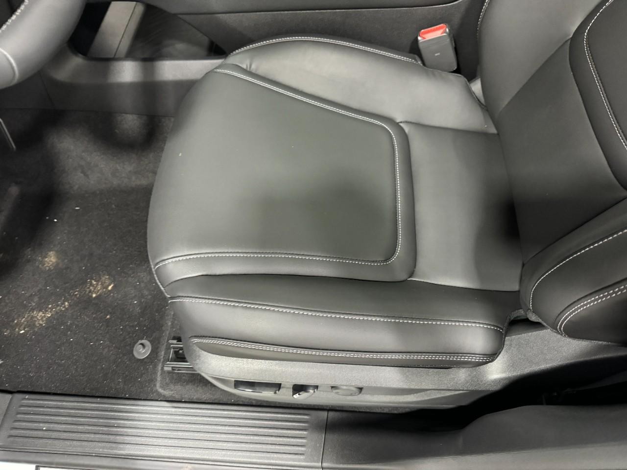 INFINITI QX80 Vehicle Full-screen Gallery Image 28