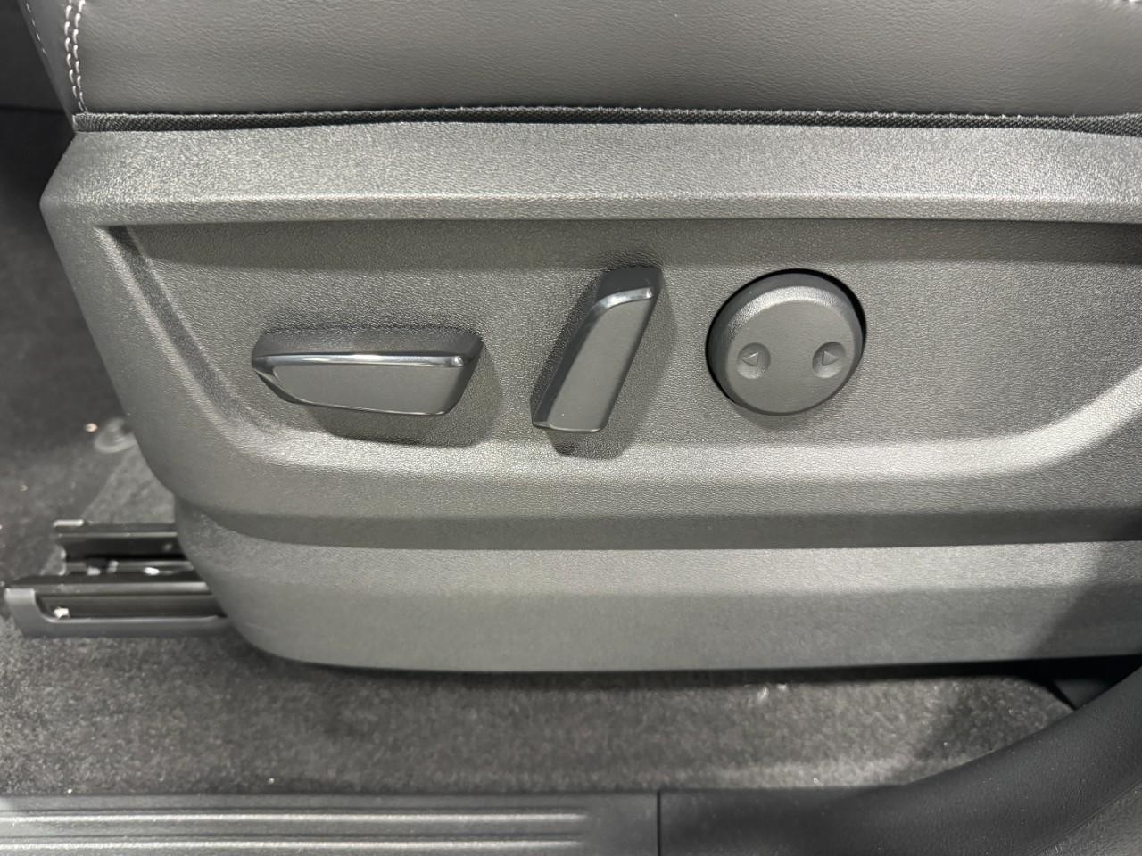 INFINITI QX80 Vehicle Full-screen Gallery Image 29