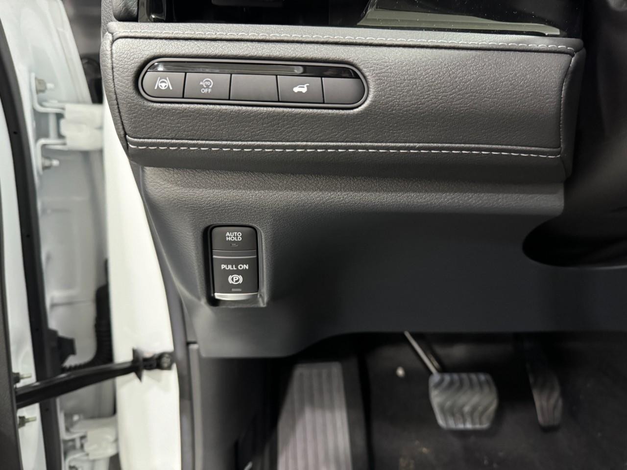 INFINITI QX80 Vehicle Full-screen Gallery Image 30