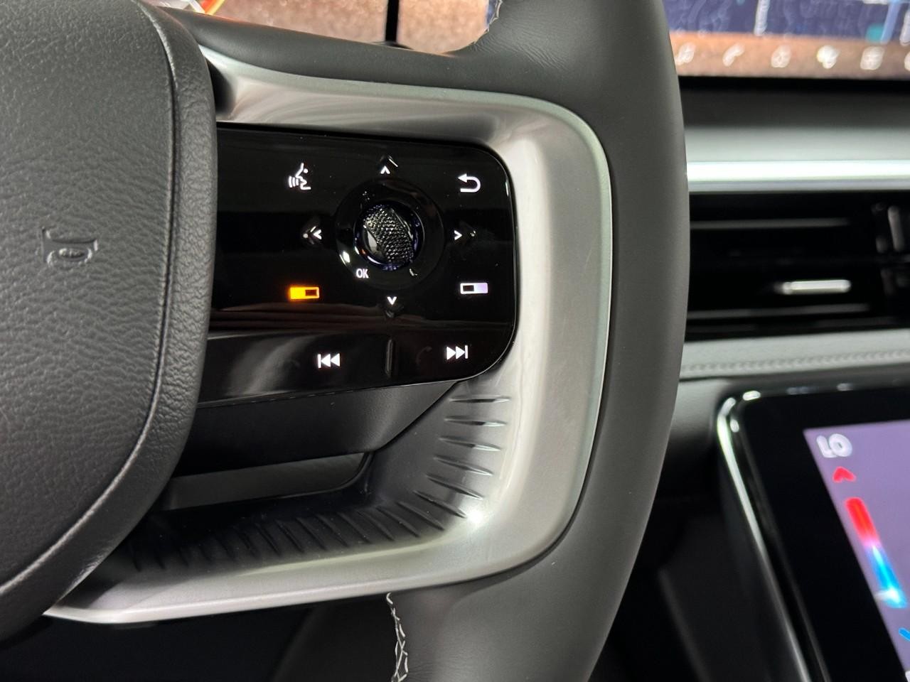 INFINITI QX80 Vehicle Full-screen Gallery Image 32