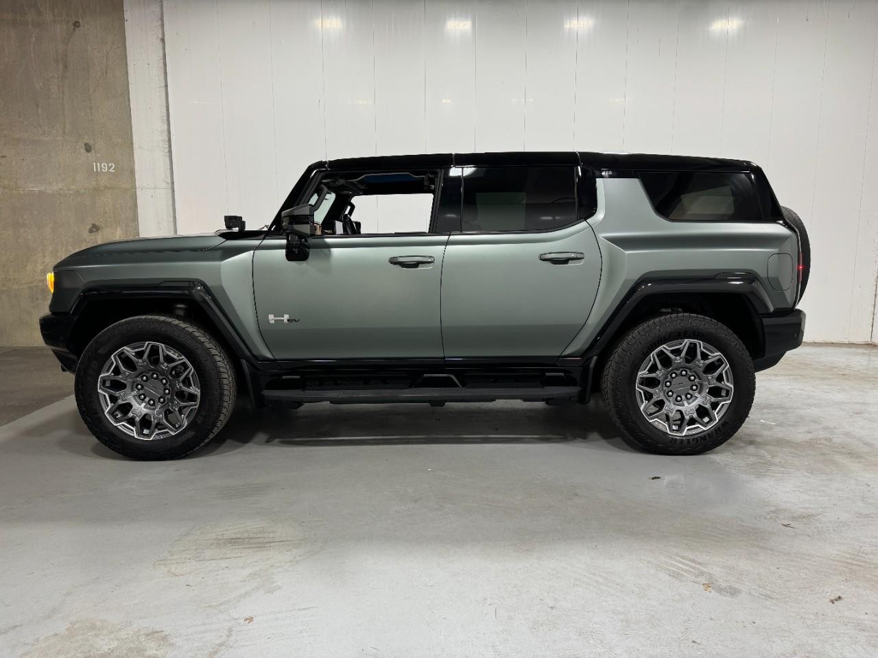 GMC HUMMER EV SUV Vehicle Full-screen Gallery Image 2