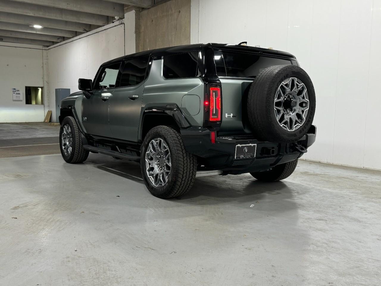 GMC HUMMER EV SUV Vehicle Full-screen Gallery Image 3
