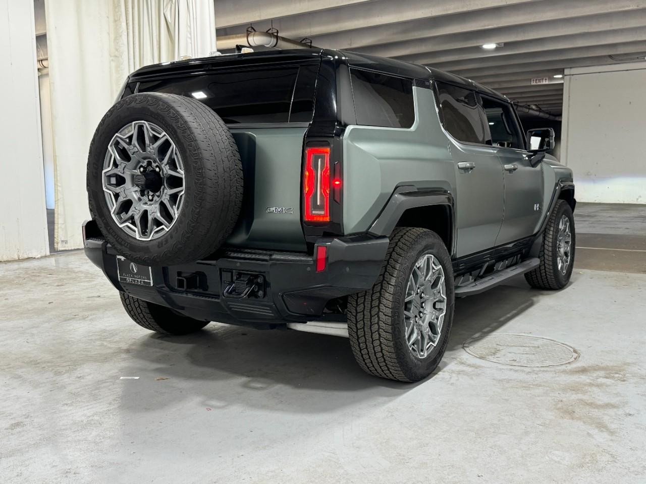GMC HUMMER EV SUV Vehicle Full-screen Gallery Image 4